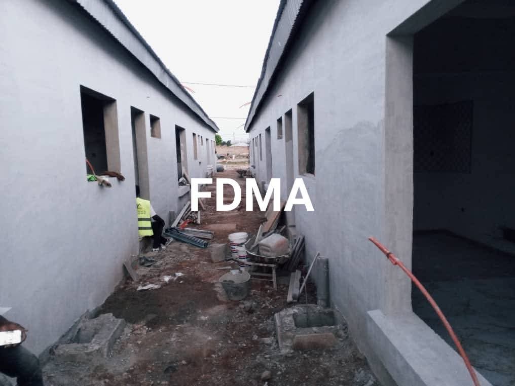 UNE COUR DE SIX RESIDENCES DE 3 PIECES